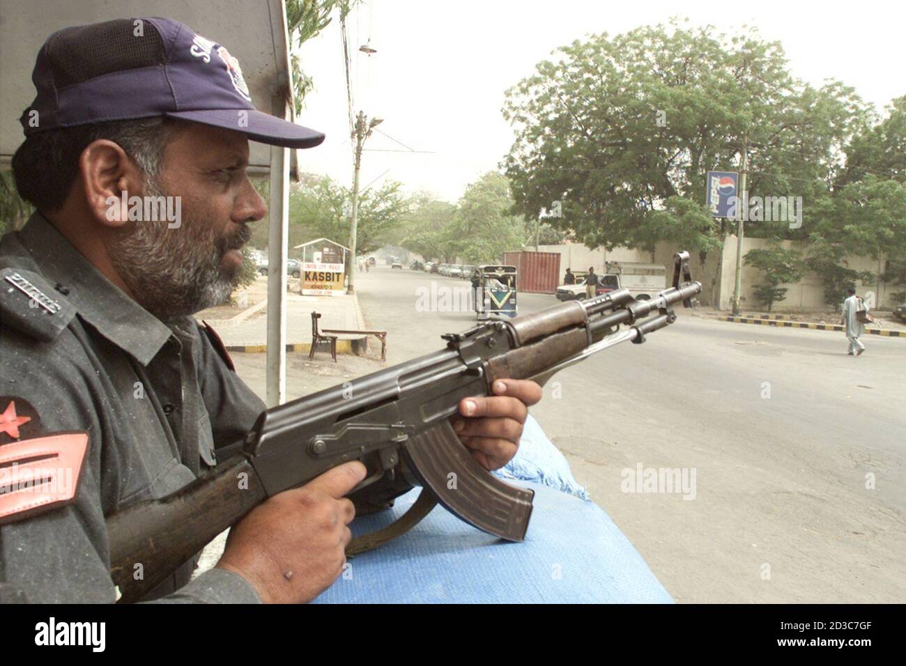 Pakistani Police Stand Guard Near The U S Consulate In Karachi On May 3 2003 Al Qaeda Was In The Late Stages Of Planning An Aerial Suicide Attack Against The U S Consulate In Karachi