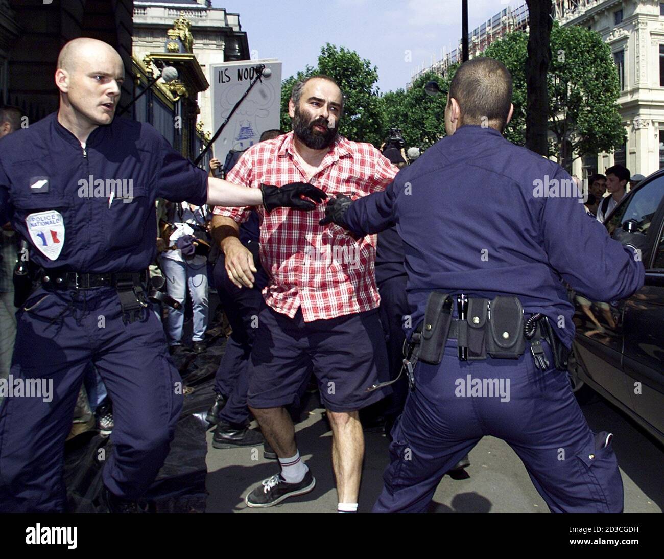 FRENCH CONFEDERATION PAYSANNE MEMBER SCUFFLES WITH FRENCH PARAMILITARY POLICE IN FRONT OF COURTHOUSE IN PARIS.   French law requires that the faces of police and gendarmes are masked in publications within France. Stock Photo