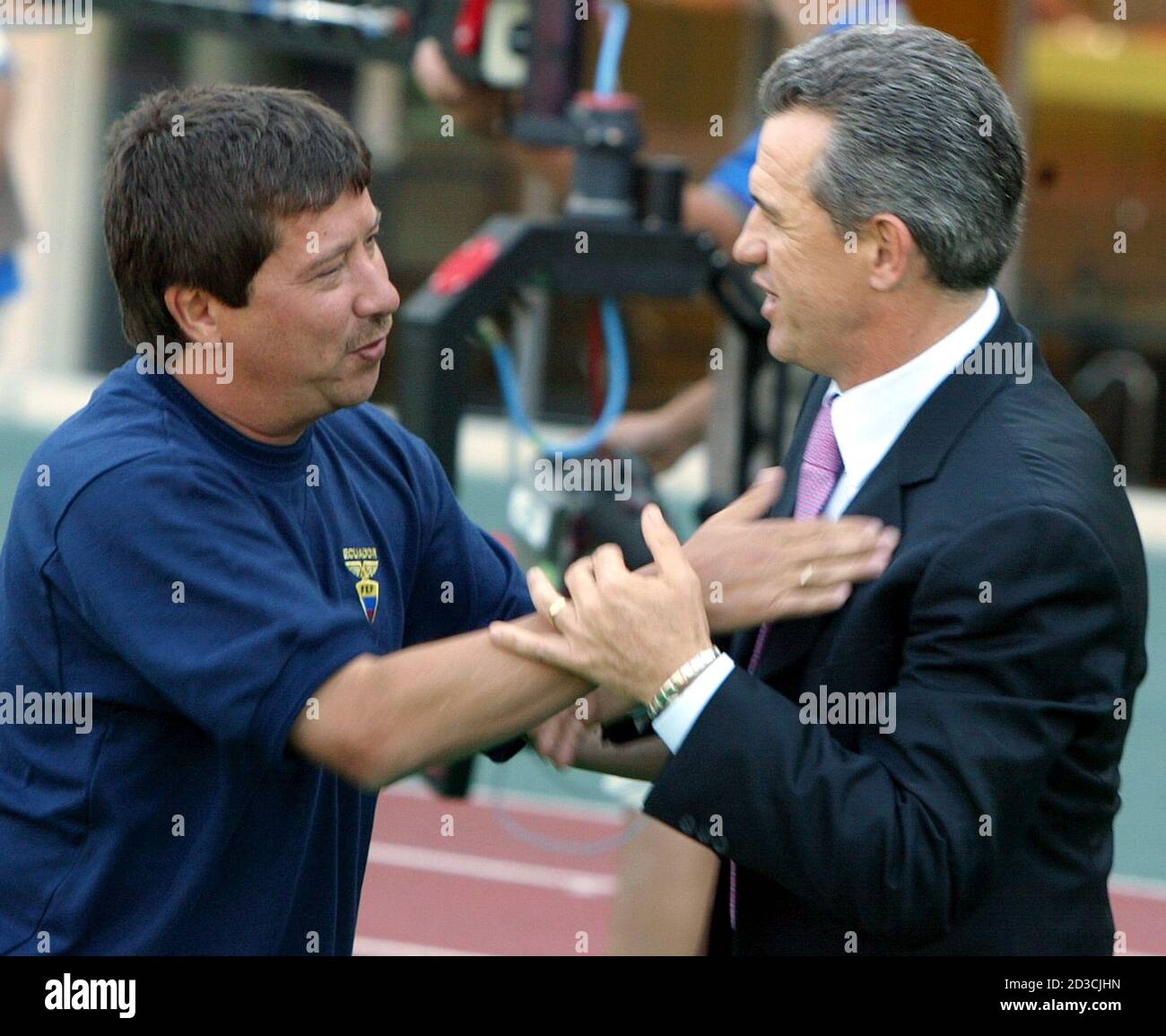 Ecuador S Coach Hernan Dario Gomez Talks To Mexico S Coach Javier Aguirre R Before A Group G Match Of Their Teams At The World Cup Finals In Sendai June 9 02 Reuters Kai Pfaffenbach