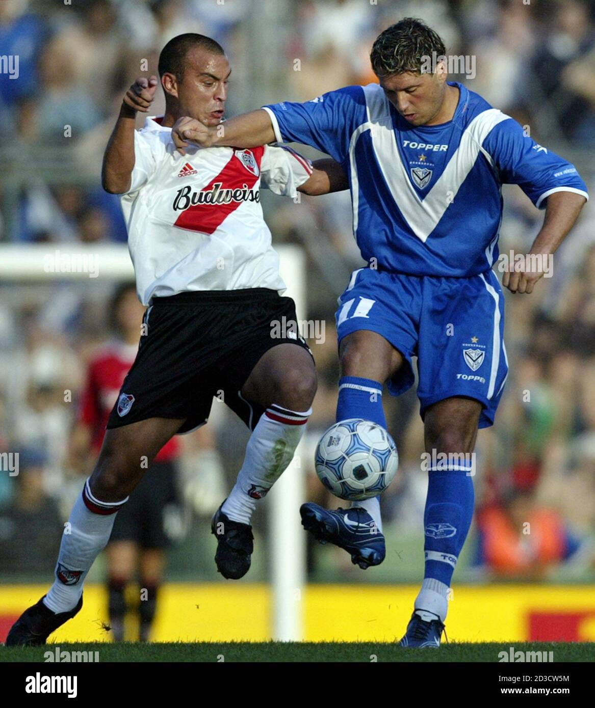 Velez Sarsfield's striker Rolando Zarate (R) fights for the ball with River  Plate's midfielder Cristian Ledesma during their Argentine First Division  in Buenos Aires, November 28, 2004. Velez Sarsfield won the match