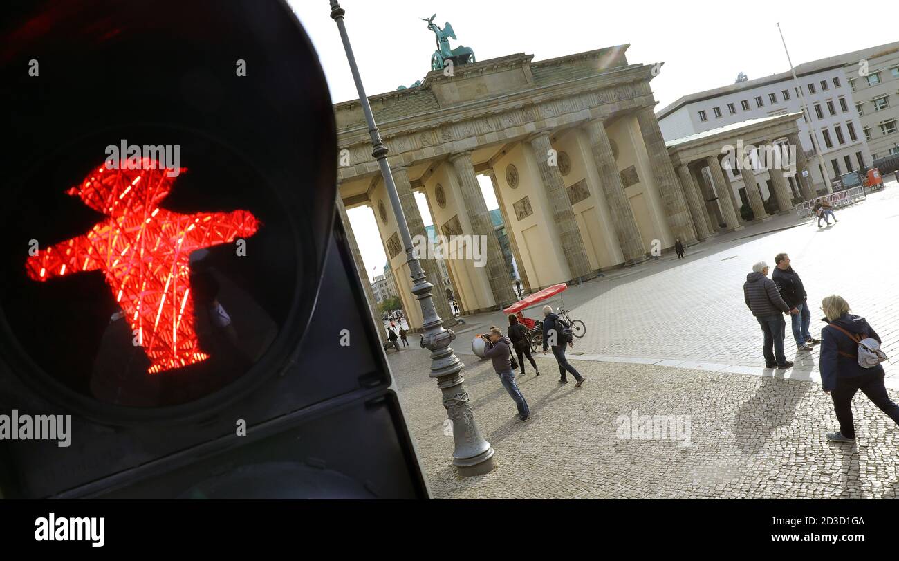 Berlin, Germany. 08th Oct, 2020. Corona traffic light still on red. Shortly before the beginning of the autumn holidays, some federal states have issued a ban on accommodation for holidaymakers coming from crisis areas or hotspots with increasing corona infections. Some districts of the capital, such as Berlin-Mitte with the Brandenburg Gate, are among the infected areas with more than 50 infected persons per 100,000 inhabitants. Credit: Wolfgang Kumm/dpa/Alamy Live News Stock Photo