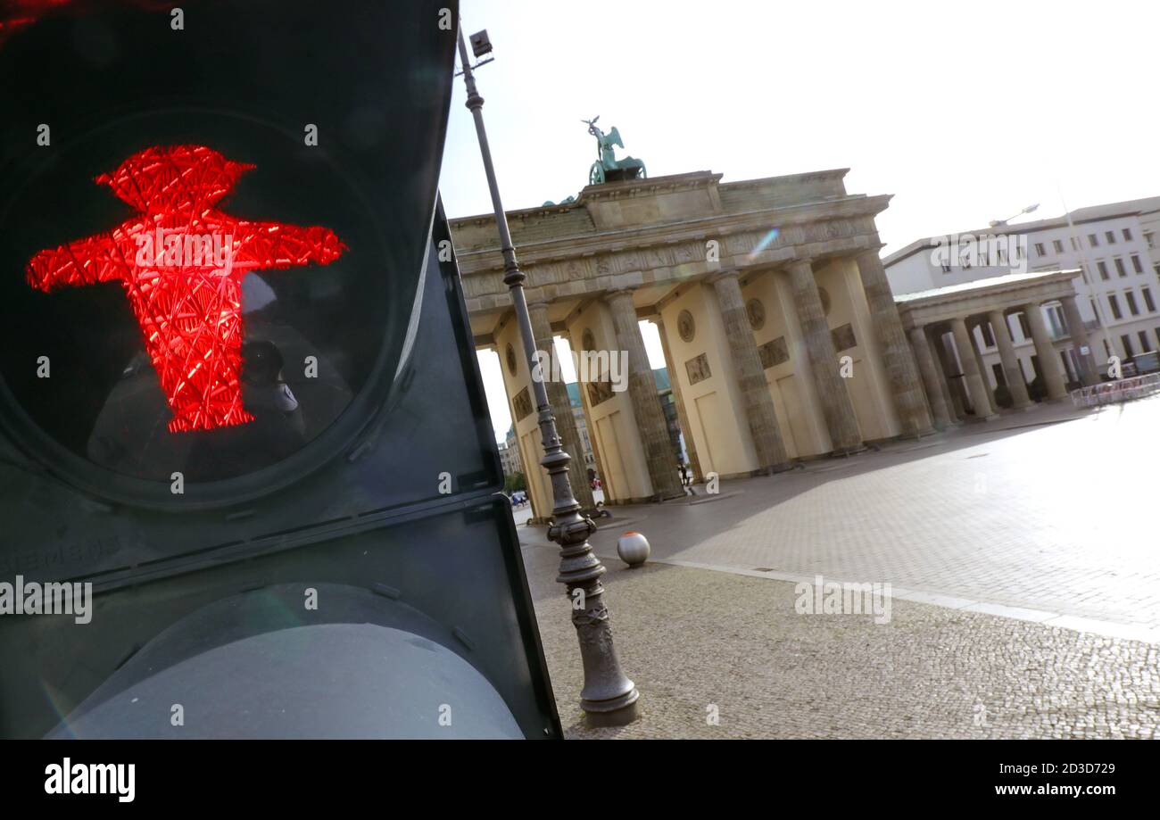 Berlin, Germany. 08th Oct, 2020. Symbol image. Corona traffic light still on red. Shortly before the start of the autumn holidays, some federal states have issued a ban on accommodation for holidaymakers coming from crisis areas or hotspots with increasing corona infections. Some districts of the capital, such as Berlin-Mitte with the Brandenburg Gate, are among the infected areas with more than 50 infected persons per 100,000 inhabitants. Credit: Wolfgang Kumm/dpa/Alamy Live News Stock Photo