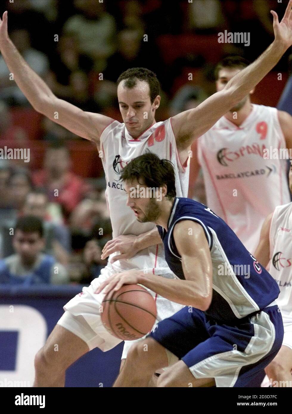 ITALIAN PLAYER GIANLUCA BASILE DRIVES TO THE BASKET AS SPANISH PLAYER  CARLOS JIMENES DEFENDS DURING THEIR SEMI FINAL MATCH AT THE EUROPEAN  BASKETBALL CHAMPIONSHIPS IN STOCKHOLM Stock Photo - Alamy