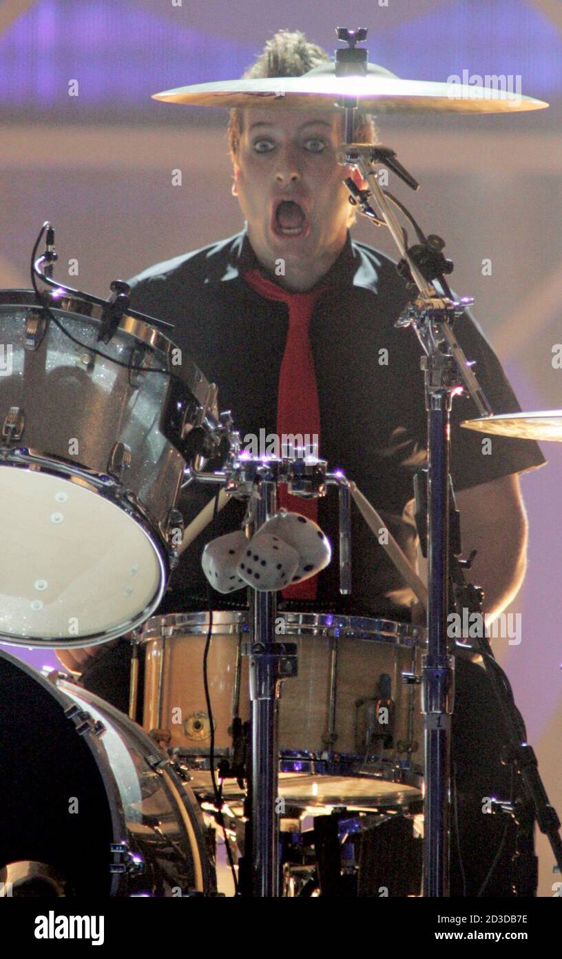 Green Day drummer Tre Cool performs "Boulevard of Broken Dreams" at the  2004 Billboard Music Awards at the MGM Grand Garden Arena in Las Vegas,  Nevada December 8, 2004. REUTERS/Ethan Miller EM