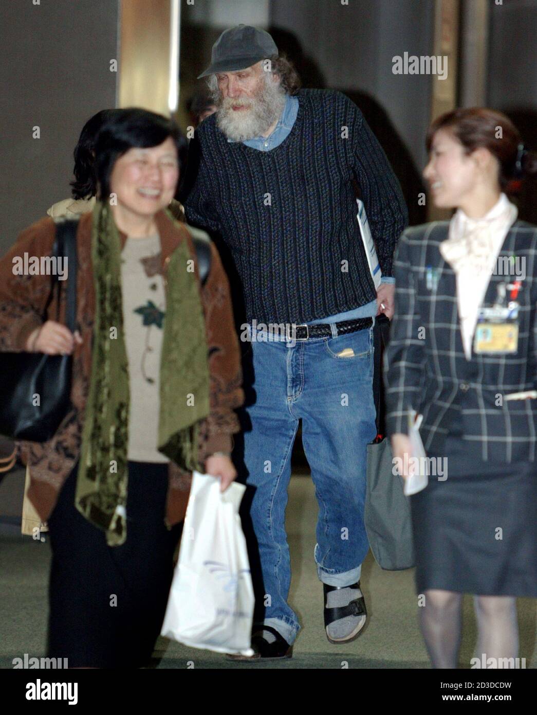 Former world chess champion Bobby Fischer (C) and his fiancee Miyoko Watai  (L) walk towards the boarding gate in Narita International Airport, in the  east of Tokyo, March 24, 2005. [Fischer was