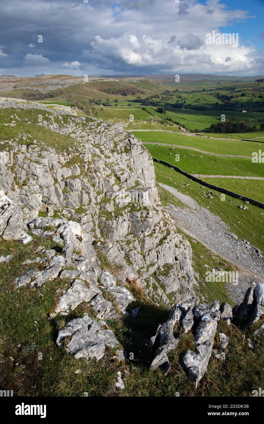 The Limestone Cliff of Robin Procters Scar at the southern end of Crummackdale above the village of Austwick, Crummackdale, North Yorkshire, Yorkshire Stock Photo