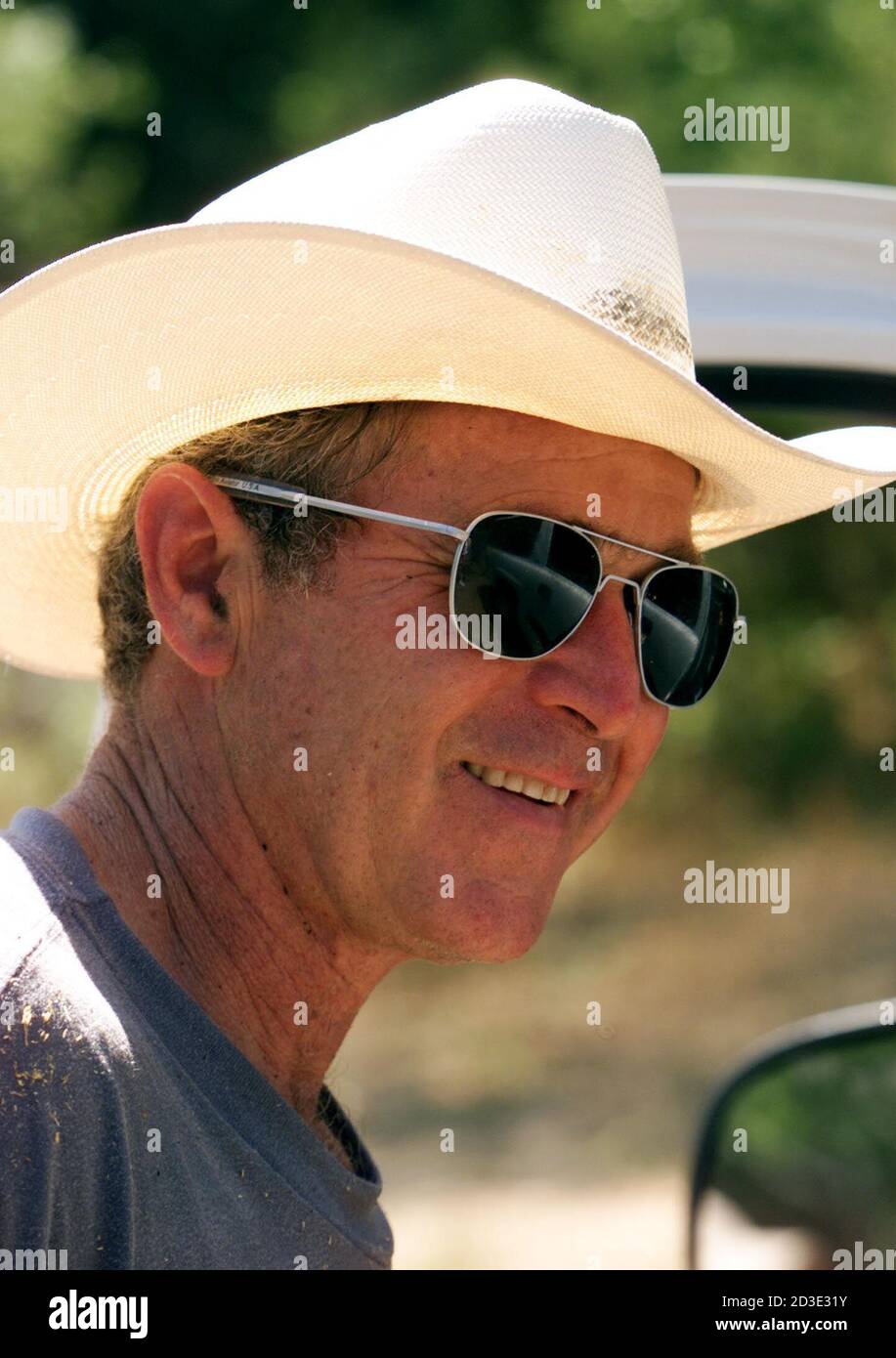 George w bush wearing cowboy hat hi-res stock photography and images ...