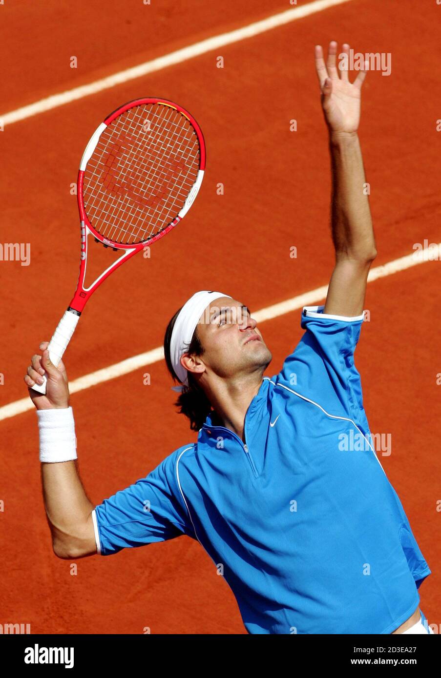 Roger Federer of Switzerland serves during his match against Kristof  Vliegen of Belgium in the first round of the French Open tennis tournament  at Roland Garros stadium in Paris, May 25, 2004.