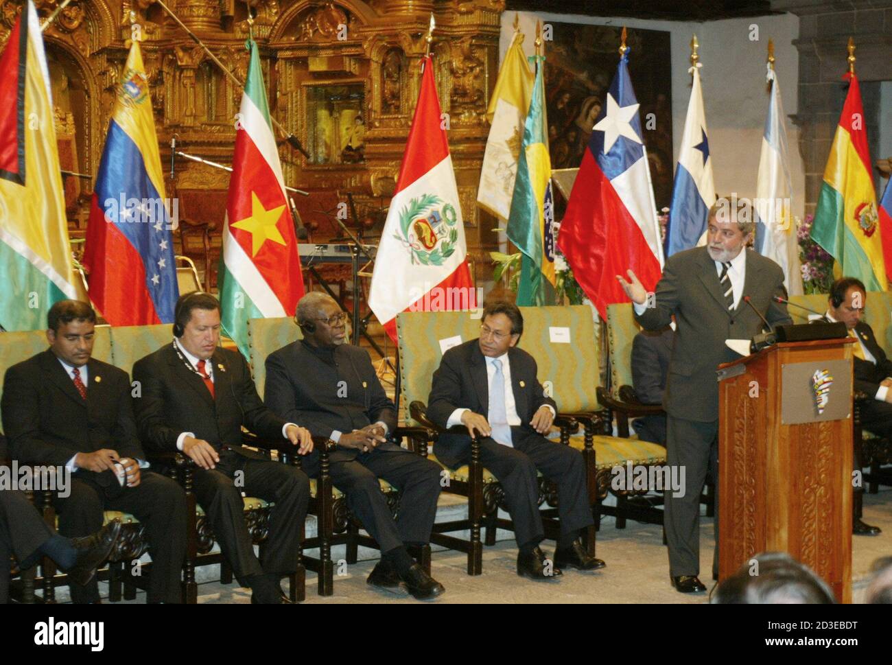 Brazilian President Luiz Inacio Lula da Silva (R) gives a speech during  closing ceremony of the South American presidential Summit in Cuzco, while  Presidents (L-R) Bharrat Jagdeo of Guyana, Hugo Chavez of
