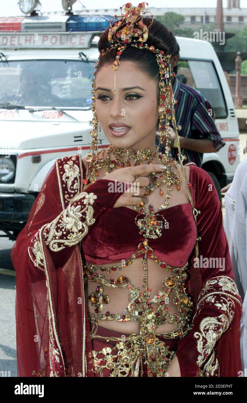 Popular Indian actress Rani Mukhrjee rehearses for a scene during shooting  for up coming Bollywood film "Nayak" ("Hero") in New Delhi May 19, 2001.  The film stars popular Indian actors Anil Kapoor