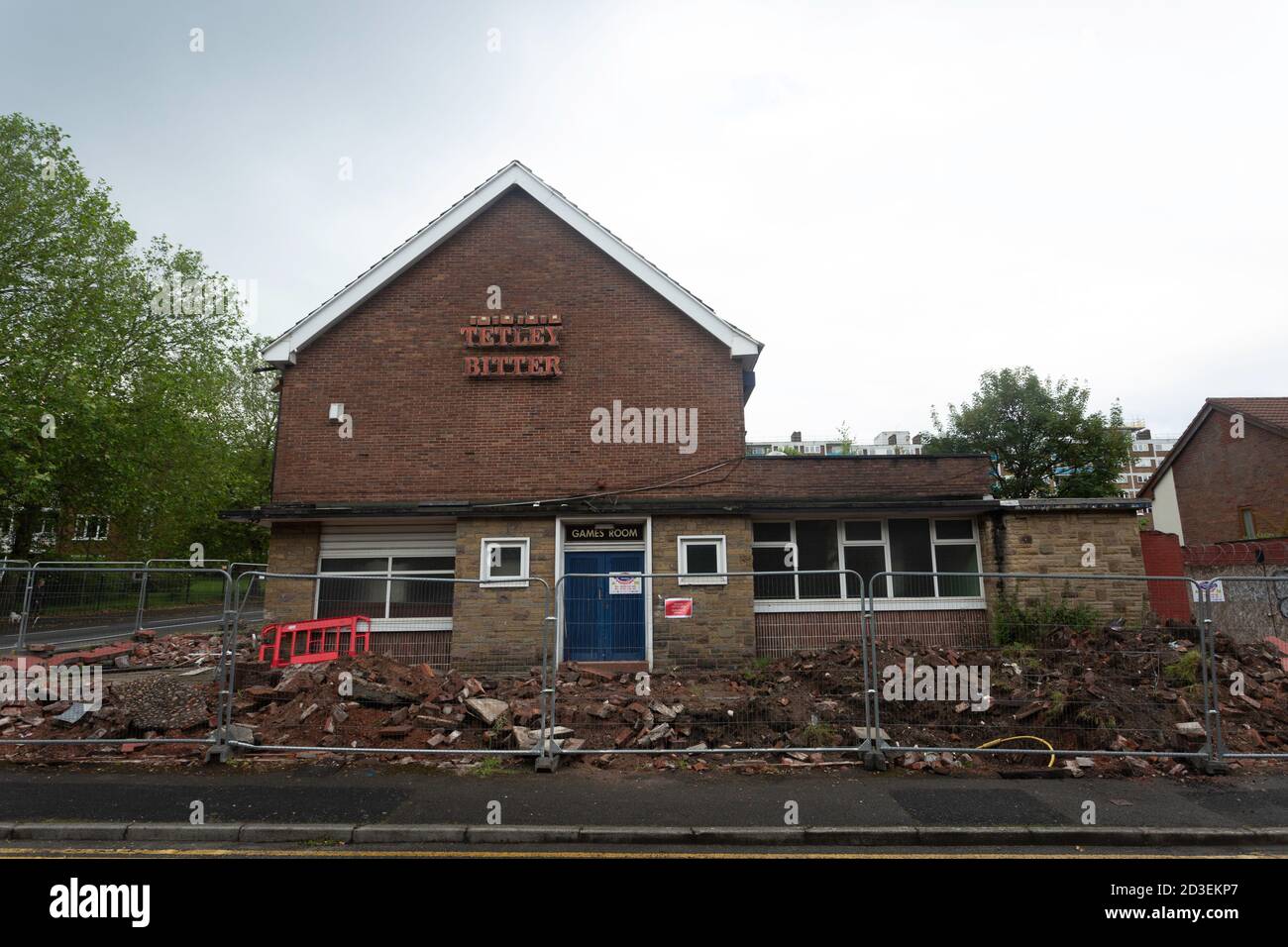 Mulvany's Lounge pub being knocked down, demolished. St Stephen Street Salford. Abandoned Pubs, Gentrification. changing times Stock Photo