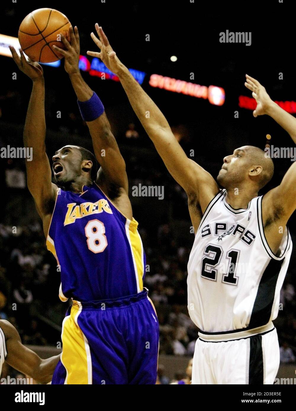 MATARRATOS (Juego con números e imágenes) Los-angeles-lakers-guard-kobe-bryant-8-puts-up-a-shot-against-san-antonio-spurs-forward-tim-duncan-21-during-the-first-half-in-game-5-of-the-nba-western-conference-semifinals-in-san-antonio-texas-may-13-2004-the-spurs-and-lakers-are-tied-at-two-games-each-in-the-best-of-seven-series-reutersjeff-mitchell-jm-2D3ER5E