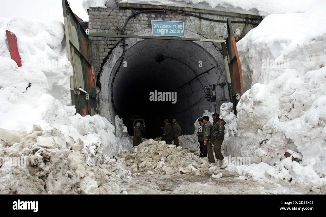 Landslides and avalanches hires stock photography and images Alamy