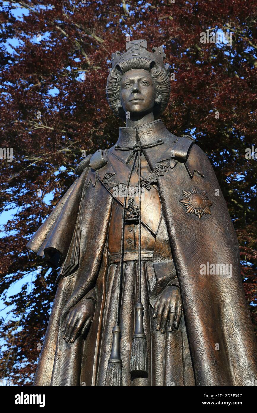 Statue of Queen Elizabeth II by sculptor James Butler at Runnymede, Surrey Stock Photo