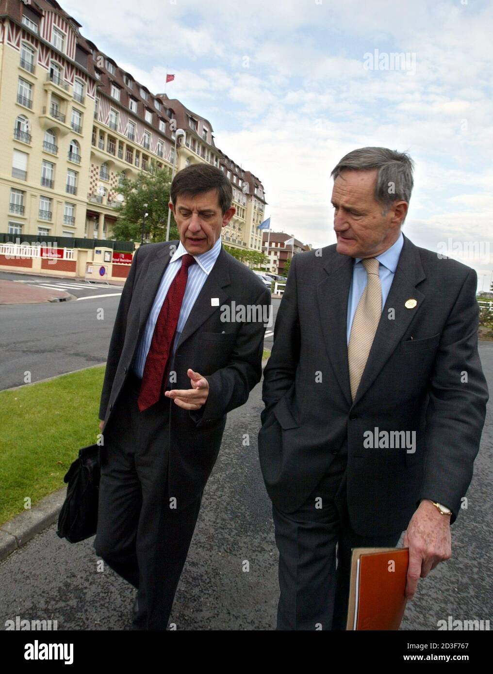 French Finance minister Francis Mer (R) speaks with his chief advisor and Treasury Director Jean-Pierre Jouyet (L) on their way to the first working session of the G7/G8 Finance ministers meeting in Deauville, Western France, May 17, 2003. G7 Finance Ministers meet  to prepare for the June 1-3 summit in the French city of [Evian]. Stock Photo