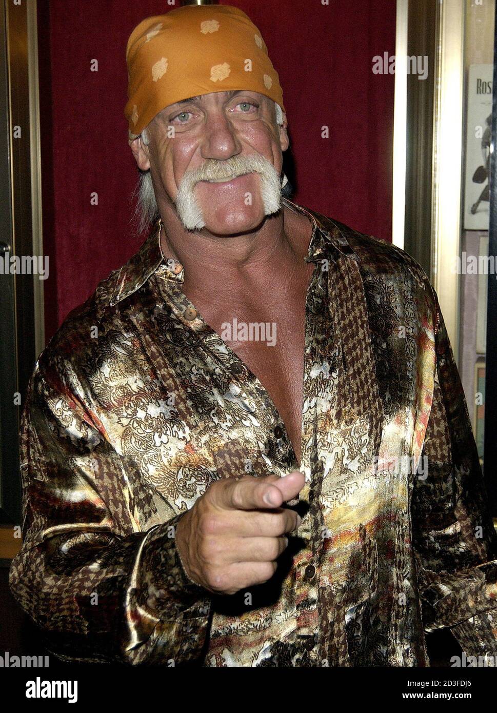 Wrestler and body builder Hulk Hogan poses for photographers after arriving for the US of the film "War of the Worlds," at the Zigfield Theatre in New York, June 23, 2005