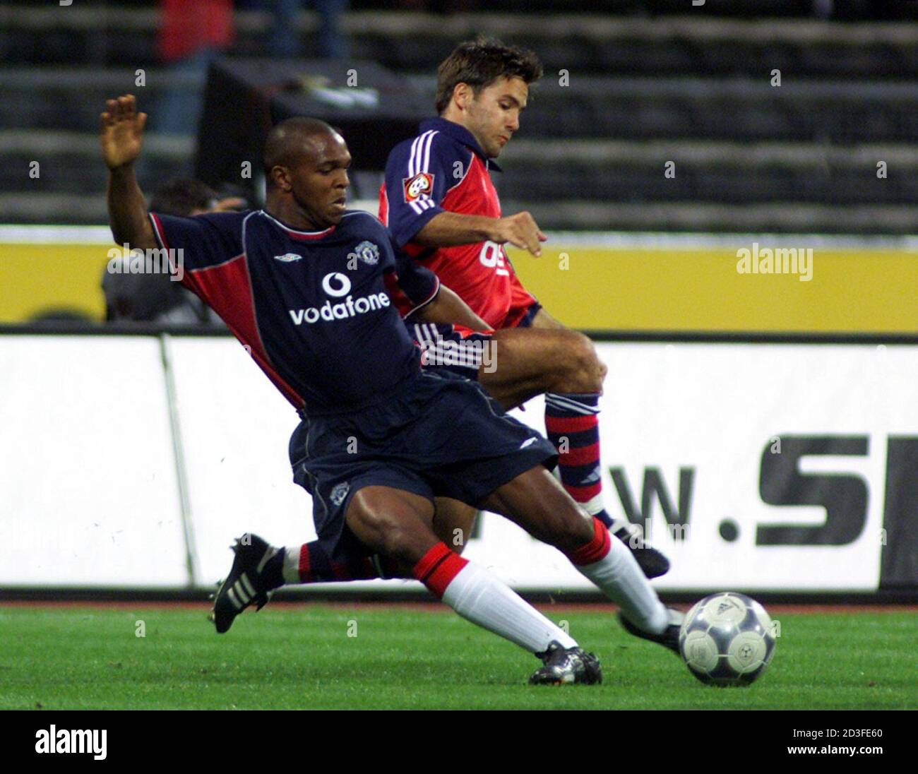 Michael Wiesinger (R) of FC Bayern Munich (R) is challenged by Quinton  Fortune of Manchester United in Munich's Olympic stadium August 5, 2000.  Bayern Munich, Galatasaray Istanbul, Spanish Champions League winner Real