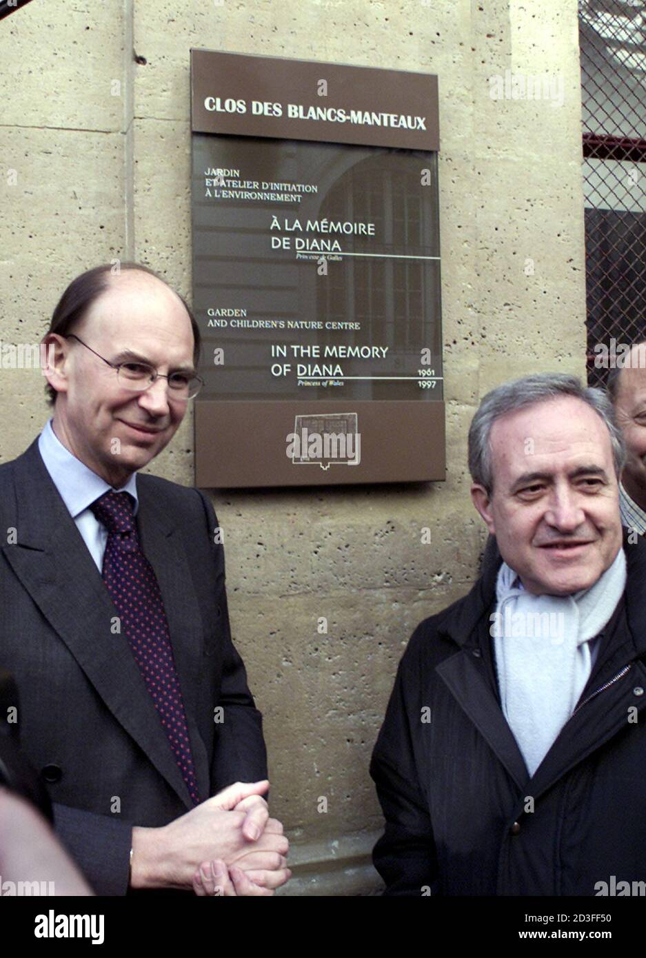 Michael Jay, British ambassador to France (L) poses with Paris mayor Jean  Tiberi at the entrance of the "Clos des Blancs Manteaux" garden and  children's nature centre in Paris during a ceremony