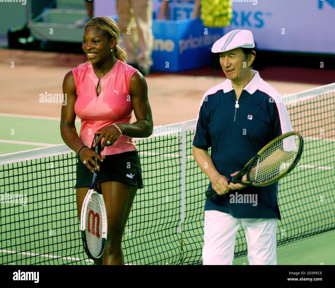 World Number One ranking tennis player Serena Williams (L) from the United  States and Macau tycoon Stanley Ho, who owns 10 casinos in the enclave,  walk off the court after a demonstration