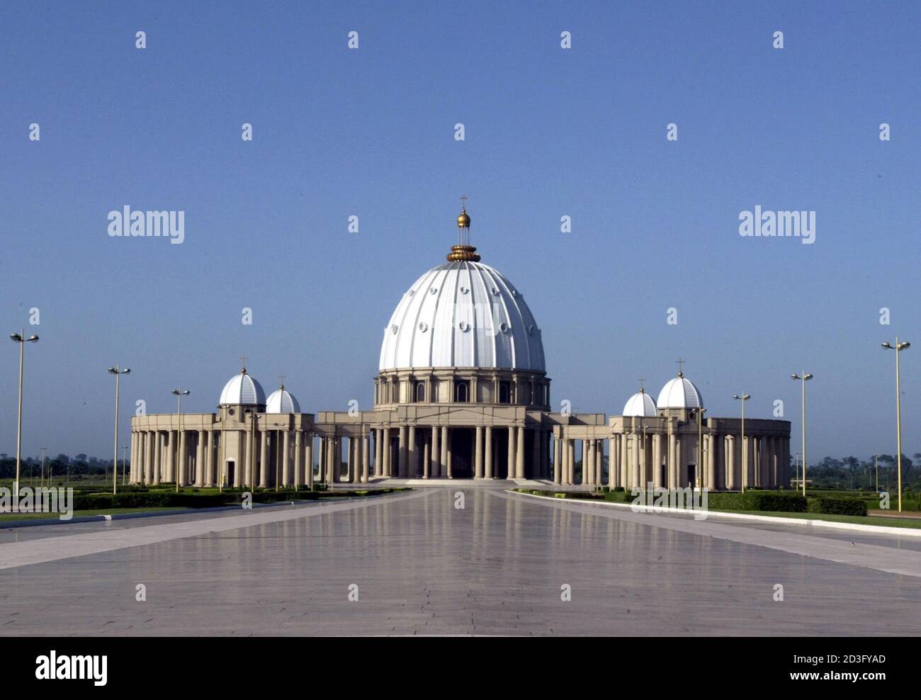 Basilica in yamoussoukro hires stock photography and images Alamy