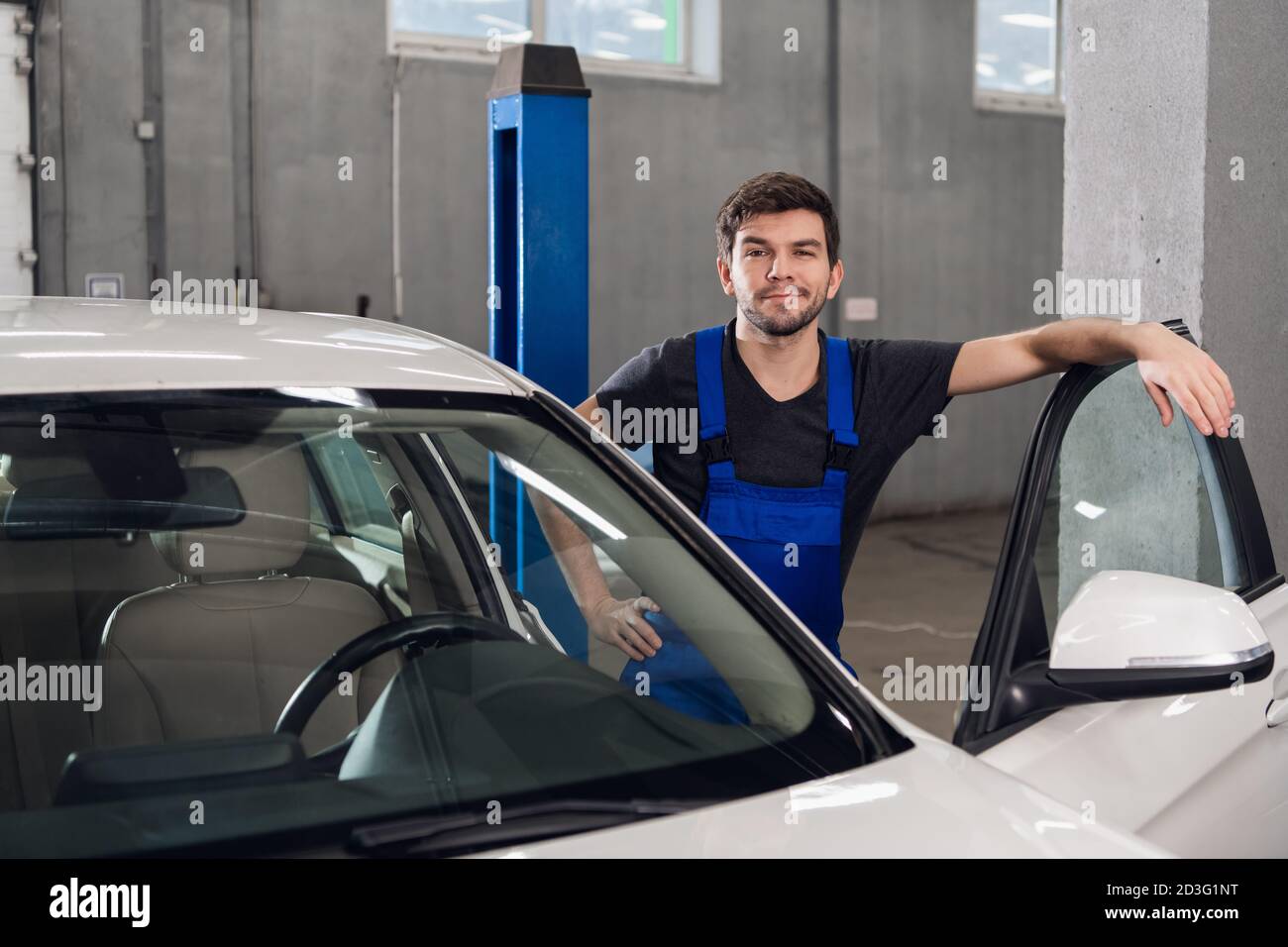 Smiling mechanic next car hi-res stock photography and images - Alamy
