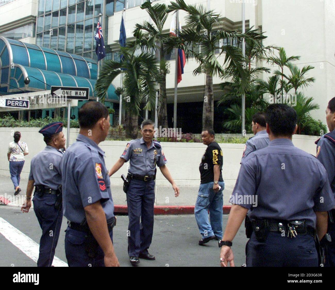PHILIPPINE POLICEMEN ARE DEPLOYED OUTSIDE THE BUILDING HOUSING THE AUSTRALIAN  EMBASSY IN MANILA'S MAKATI FINANCIAL DISTRICT Stock Photo - Alamy
