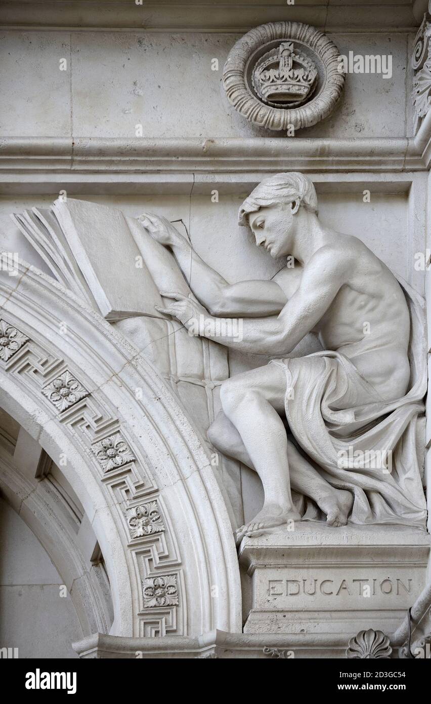 London, England, UK. Foreign and Commonwealth Office (1868) Whitehall. Allegorical figure (Henry Hugh Armstead: 1828-1905) representing Education Stock Photo