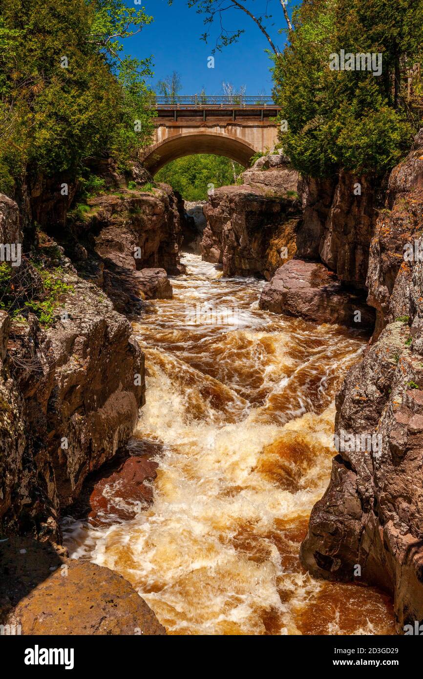 Temperance River flowing through the gorge under the Minnesota Highway 61 bridge on its way to Lake Superior, Temperance River State Park, Minnesota Stock Photo