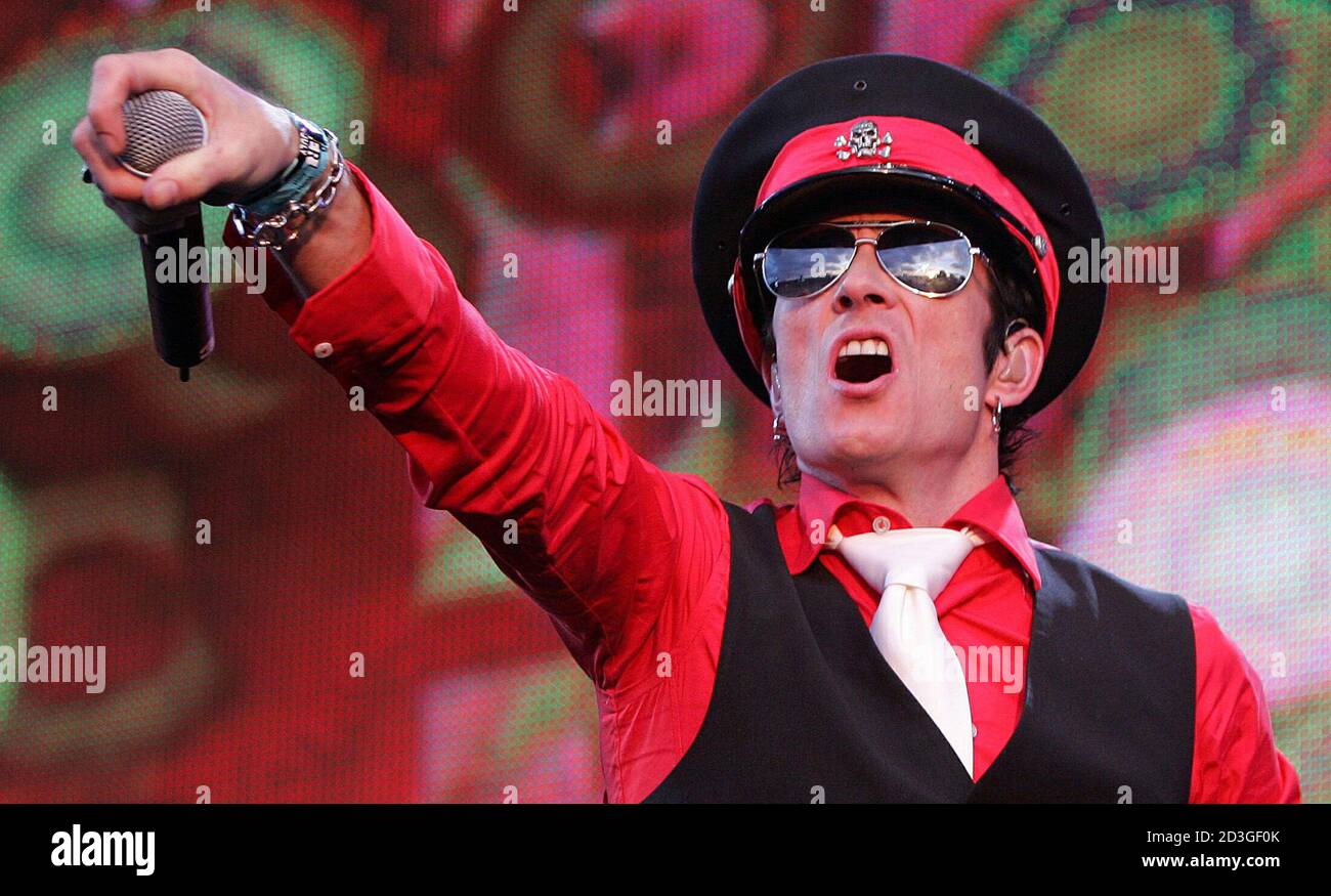 U.S. rock star Scott Weiland of the band Velvet Revolver performs at the  Live 8 concert in Hyde Park in London, July 2, 2005. A galaxy of rock and  roll stars will