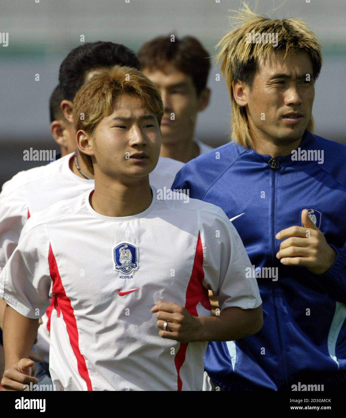 South Korea's Lee Chun-soo (L) and goalkeeper Kim Byung-ji (R) jog during  training in Kyongju, southeast of Seoul June 5, 2002. Ebullient South  Koreans savored their team's soccer World Cup 2-0 victory