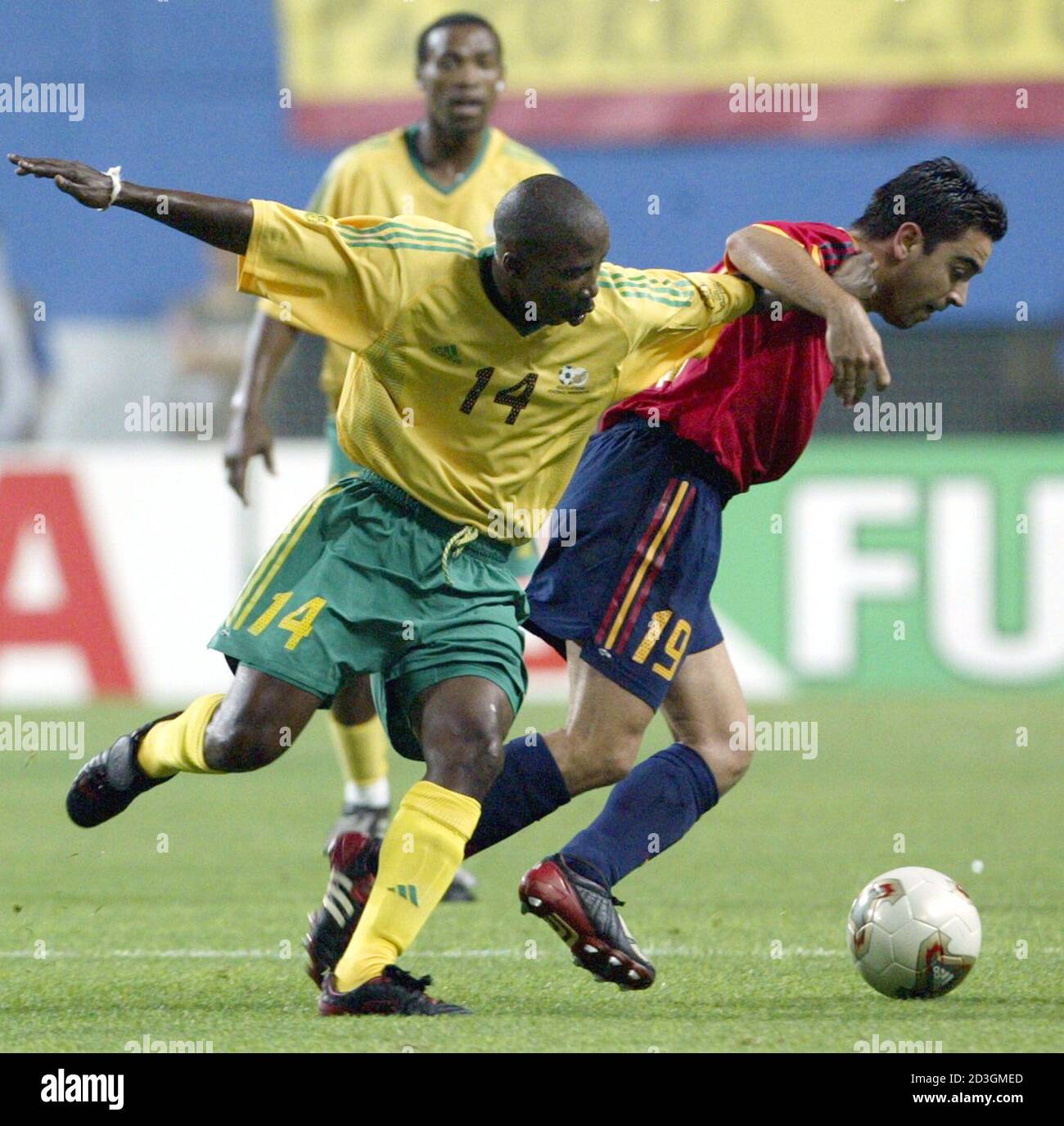 South Africa S Siyabonga Nomvethe L Fights For The Ball Against Spain S Xavi During Their World Cup Finals Match In Taejon June 12 02 Reuters Sergio Perez Rcs Jp Stock Photo Alamy