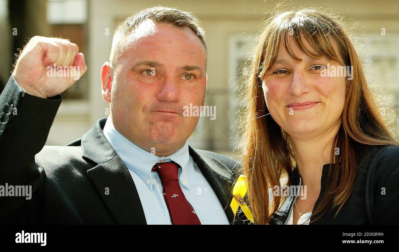 British Gulf War veteran, former Parachute Regiment medical officer Shaun Rusling (L), celebrates with his wife Maria (R) after the High Court upheld a ruling that he is entitled to a pension because he is suffering from a syndrome linked to his service in the 1991 Gulf War, in London, June 13, 2003. The ruling may make it easier for other veterans who say their health has been wrecked to claim damages, although the judge made it clear that the ruling does not mean official recognition of the generic concept of Gulf War Syndrome and that subsequent cases would be considered on their individual Stock Photo