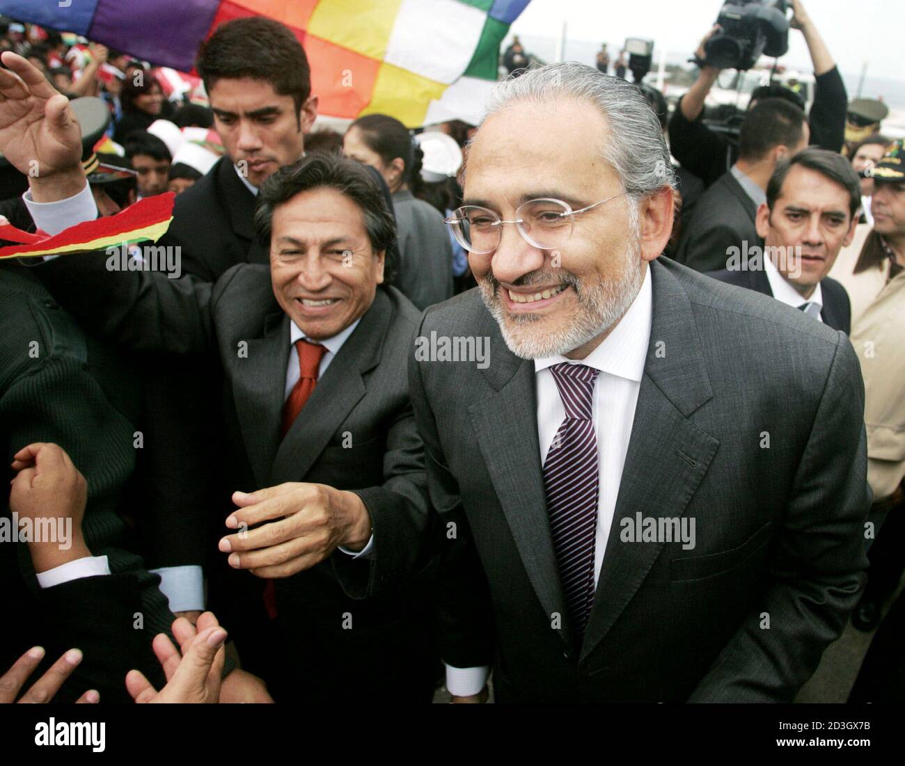 Bolivian President Carlos Meza (R) and his Peruvian counterpart Alejandro Toledo [greet school children] upon their arrival in the southern Peruvian port of Ilo, August 3, 2004. [Meza is on a two-day official visit to Peru to sign an agreement to work toward a bilateral common market for goods between the two contries.] Stock Photo