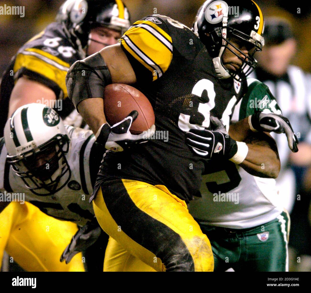Pittsburgh Steelers running back Jerome Bettis (36) runs the ball in to the  end zone to score against New York Jets linebacker Jonathan Vilma (L) and  safety Reggie Tongue (R) in the