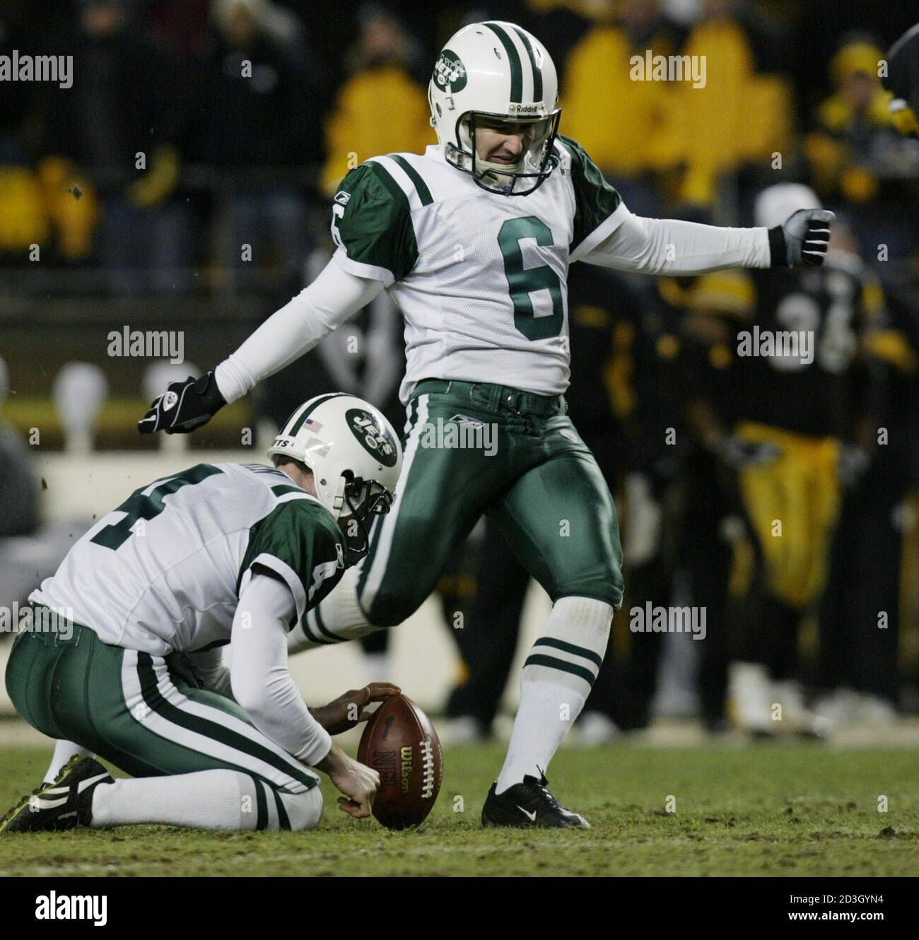 New York Jets kicker Doug Brien (6) misses a 47-yard field goal attempt  against the Pittsburgh Steelers late in the fourth quarter in their AFC  Divisional playoff game in Pittsburgh, January 15,