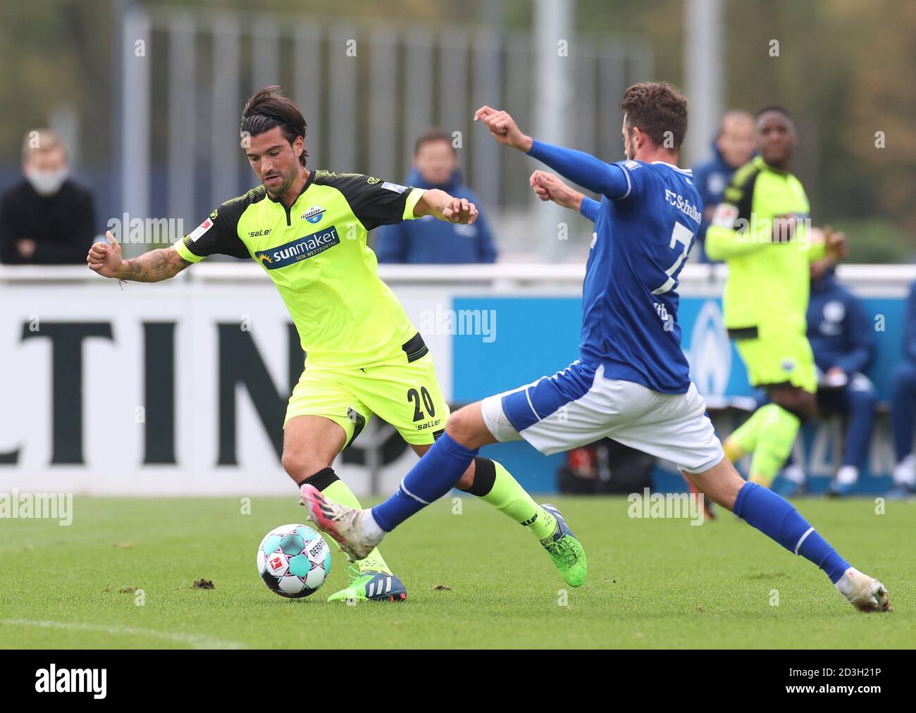 08 October 2020, North Rhine-Westphalia, Gelsenkirchen: Football: Test matches, FC Schalke 04 - SC Paderborn in the Parkstadion. Paderborns Pascal Steinwender (l) and Schalke's Mark Uth fight for the ball. Photo: Guido Kirchner/dpa Stock Photo