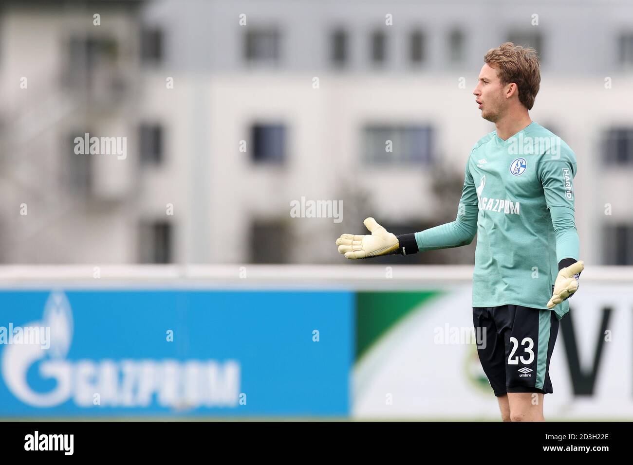 08 October 2020, North Rhine-Westphalia, Gelsenkirchen: Football: Test matches, FC Schalke 04 - SC Paderborn in the Parkstadion. Schalke's goalkeeper Frederik Rönnow gives instructions to his teammates. Photo: Guido Kirchner/dpa - IMPORTANT NOTE: In accordance with the regulations of the DFL Deutsche Fußball Liga and the DFB Deutscher Fußball-Bund, it is prohibited to exploit or have exploited in the stadium and/or from the game taken photographs in the form of sequence images and/or video-like photo series. Stock Photo