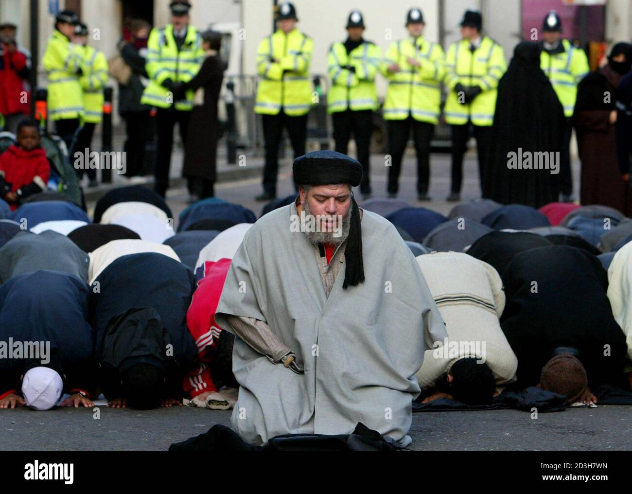 Muslim Cleric Abu Hamza Preaching Outside Finsbury Park Mosque Hi res muslim-cleric-abu-hamza-preaching-outside-finsbury-park-mosque-hi-res