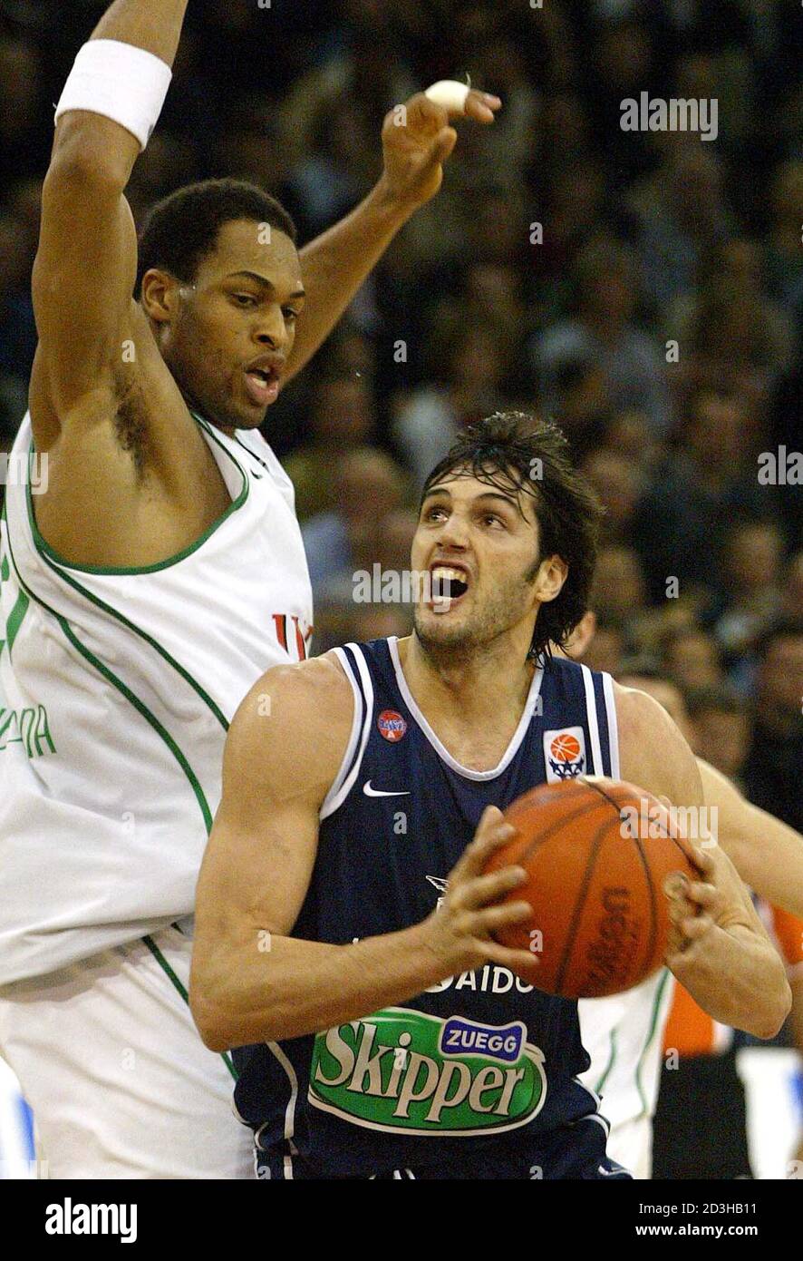 ALOYSIUS ANAGONYE OF UNION OLIMPIJA CHALLENGES GIANLUCA BASILE OF SKIPPER DURING THEIR BSKETBALL CHAMPIONS LEAGUE MATCH IN LJUBLJANA. Aloysius Anagonye (L) of Union Olimpija, (Ljubljana, Slovenia) challenges Gianluca Basile (R) of Skipper (Bologna, Italy) during their basketball Champions league match in Ljubljana March 25, 2004. REUTERS/Srdjan Zivulovic Stock Photo