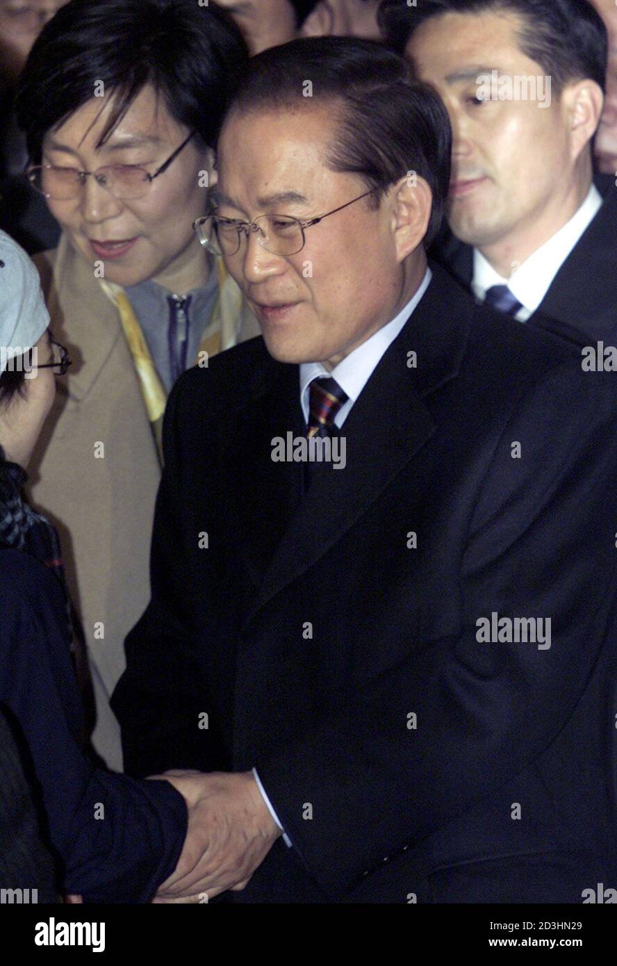 South Korean main opposition Grand National Party presidential candidate Lee  Hoi-chang leaves the party's headqaurters in Seoul December 19, 2002. Early  polls showed South Koreans picking candidate Roh Moo-hyun, presidential  candidate from