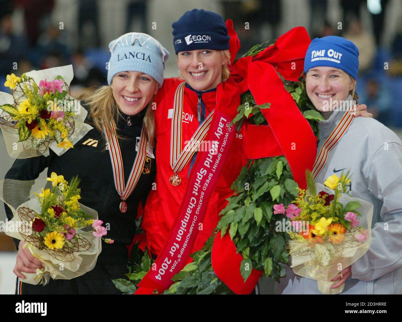 kode sengetøj Dripping Gold medal winner Marianne Timmer (C) of the Netherlands smiles with German  Anni Friesinger (L), silver, and American Jennifer Rodriguez, bronze,  during an awards ceremony at the World Sprint Speed Skating Championships