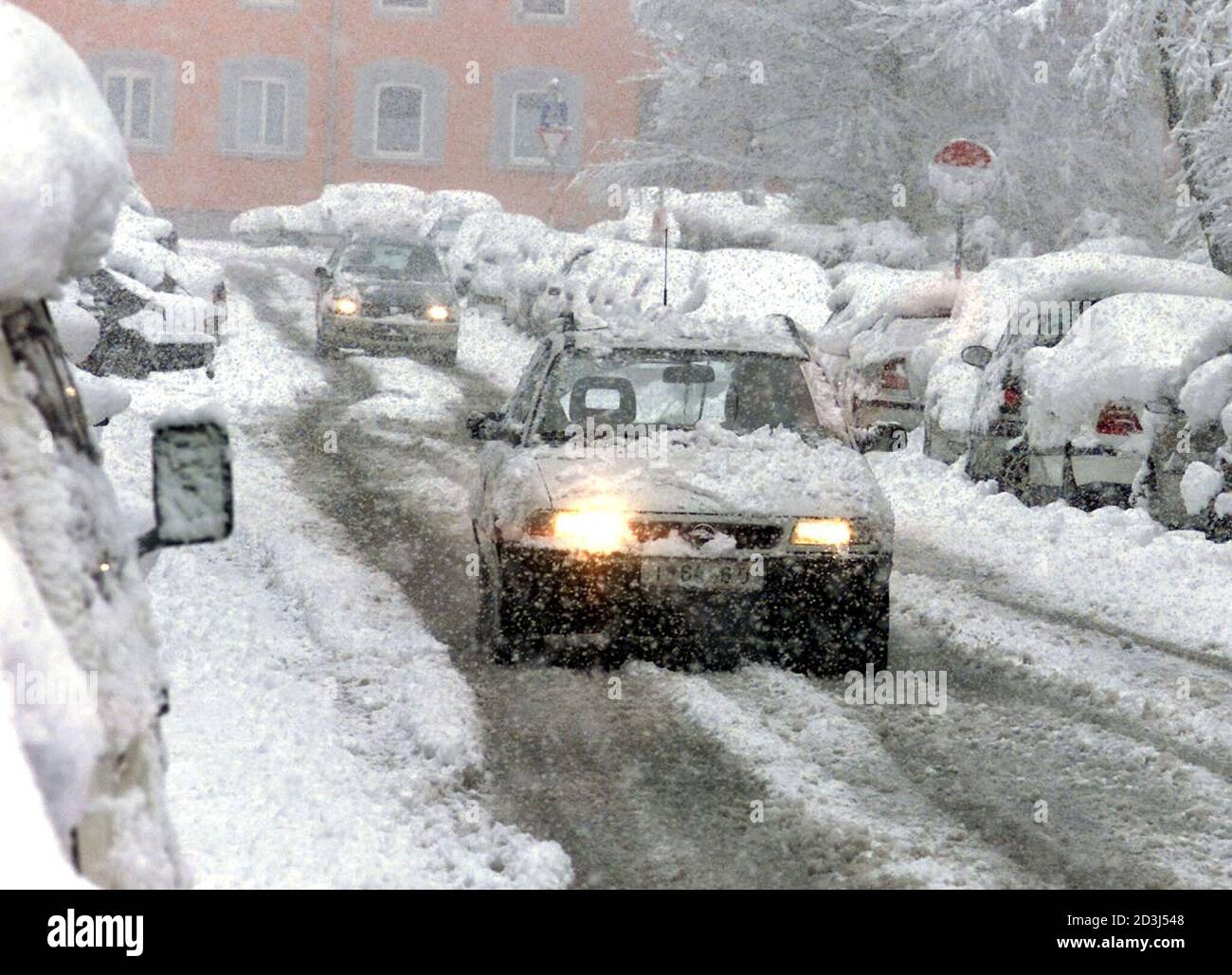 Der Wintereinbruch hat auch am Sonntag, dem 24.Maerz 2002, in Tirol ein Chaos auf den Strassen verursacht. Der Verkehr auf den Durchzugsstrassen ist entweder lahm gelegt worden oder zaehfliessend. Hauptgrund ist nach wie vor die schlechte Winterausruestung der Urlauber. Im Bild eine verschneite Strasse in Innsbruck. REUTERS/Bernhard Grossruck REUTERS  LF/ Stock Photo