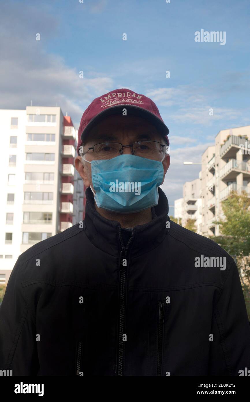 Wearing a mask hi-res stock photography and images - Alamy