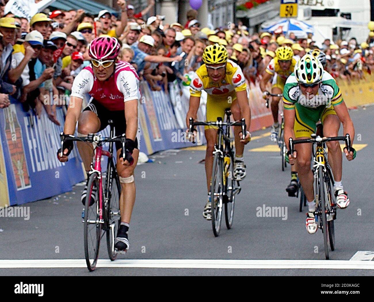 German T-Mobile rider Jan Ullrich (L) wins the first stage of the Tour de  Suisse cycling race in Beromuenster, Switzerland, June 12, 2004 ahead of  second placed Oscar Camenzind (R) and third