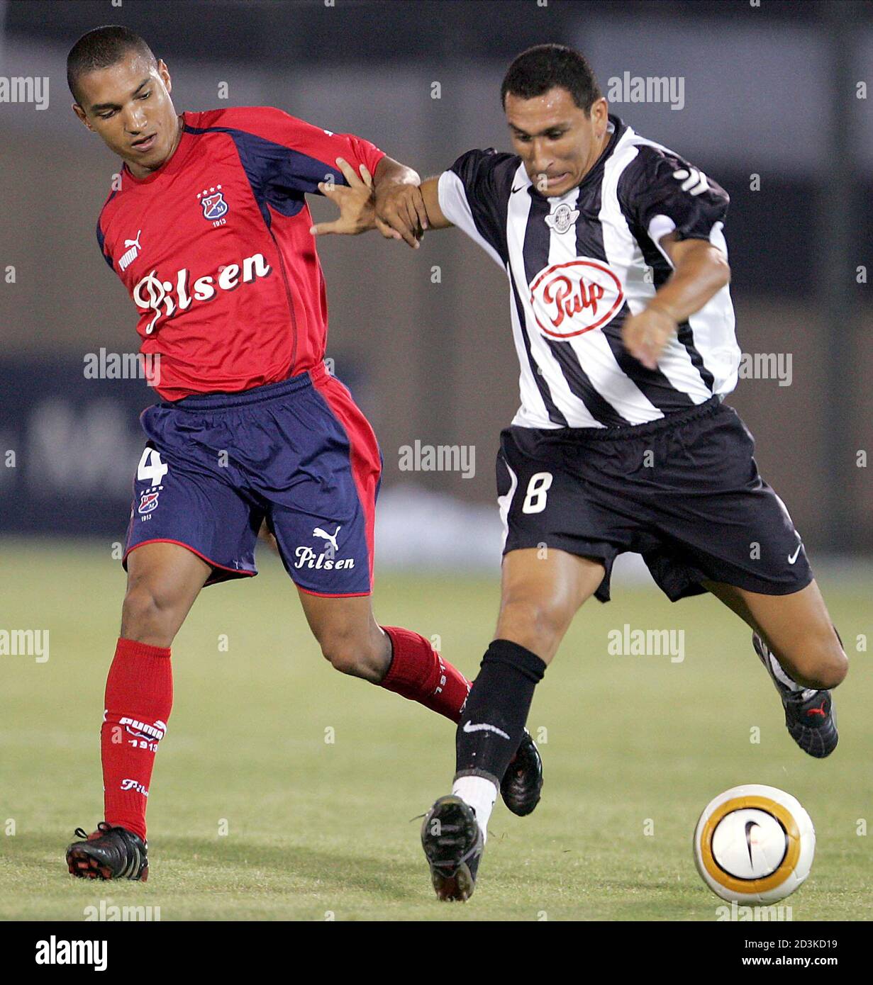 Libertad's Pablo Guinazu (R) battles Ricardo Calle of Independiente Medellin  for the ball during their first round Copa Libertadores match in Asuncion  March 8, 2005. REUTERS/Jorge Adorno JA Stock Photo - Alamy