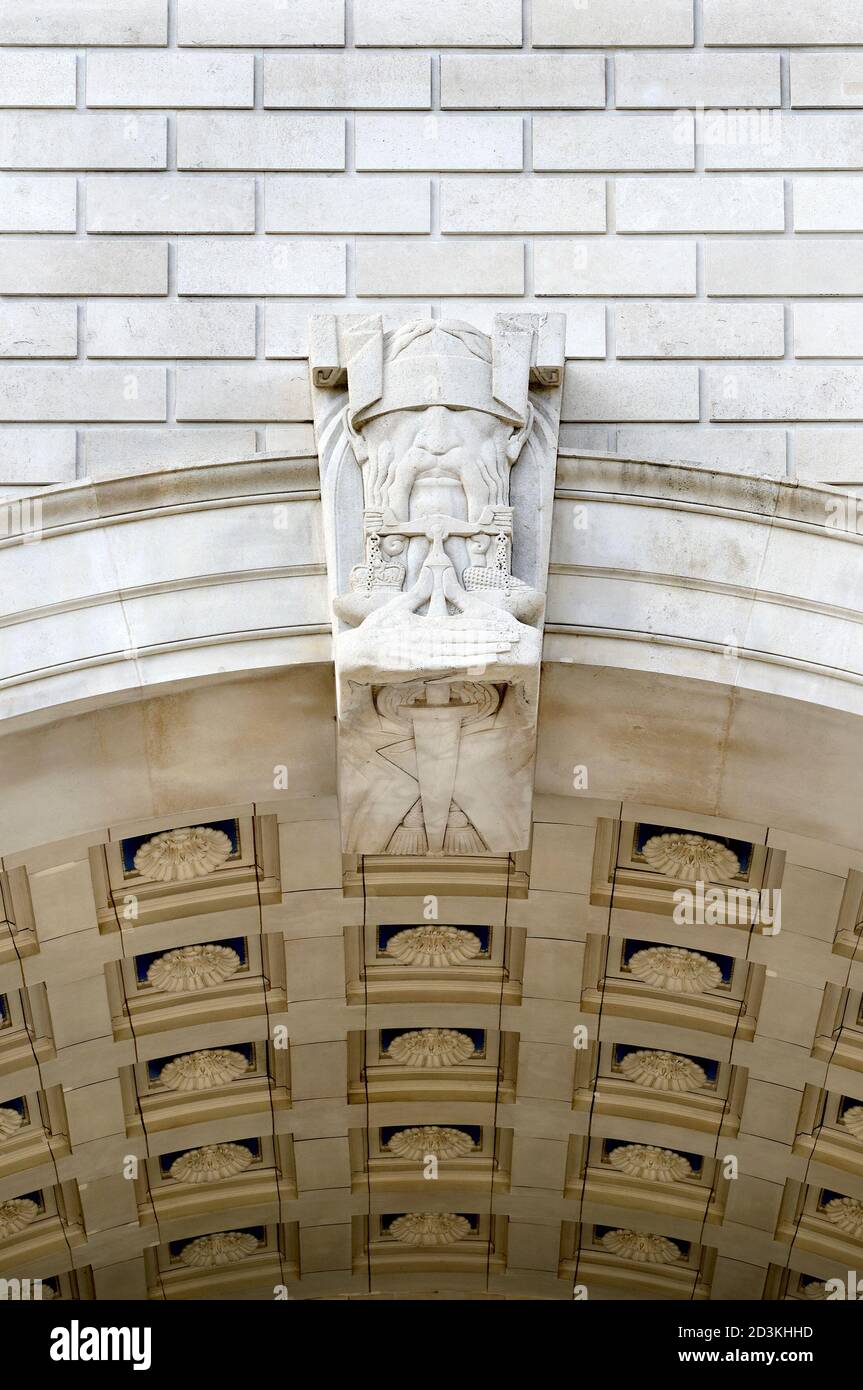 London, England, UK. Thames House,  2 Millbank (1930. HQ of MI5 since 1994) Decorative keystone and arch. Blindfolded man with a sword and scales... Stock Photo
