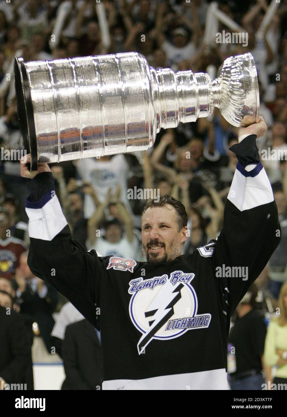 Tampa Bay Lightning captain Dave Andreychuk hoists the Stanley Cup after  they defeated the Calgary Flames 2-1 to win the NHL championship in Tampa  June 7, 2004. REUTERS/Shaun Best PJ Stock Photo - Alamy