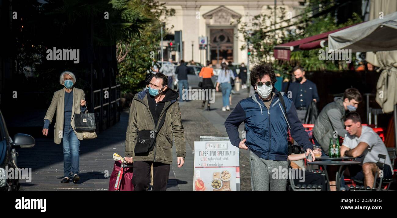 Milan, Italy. 08th Oct, 2020. Milano. Mascherine obbligatorie in luoghi pubblici persone in Corso Buenos Aires con mascherina (Carlo Cozzoli/Fotogramma, MILAN - 2020-10-08) p.s. la foto e' utilizzabile nel rispetto del contesto in cui e' stata scattata, e senza intento diffamatorio del decoro delle persone rappresentate Credit: Independent Photo Agency/Alamy Live News Stock Photo