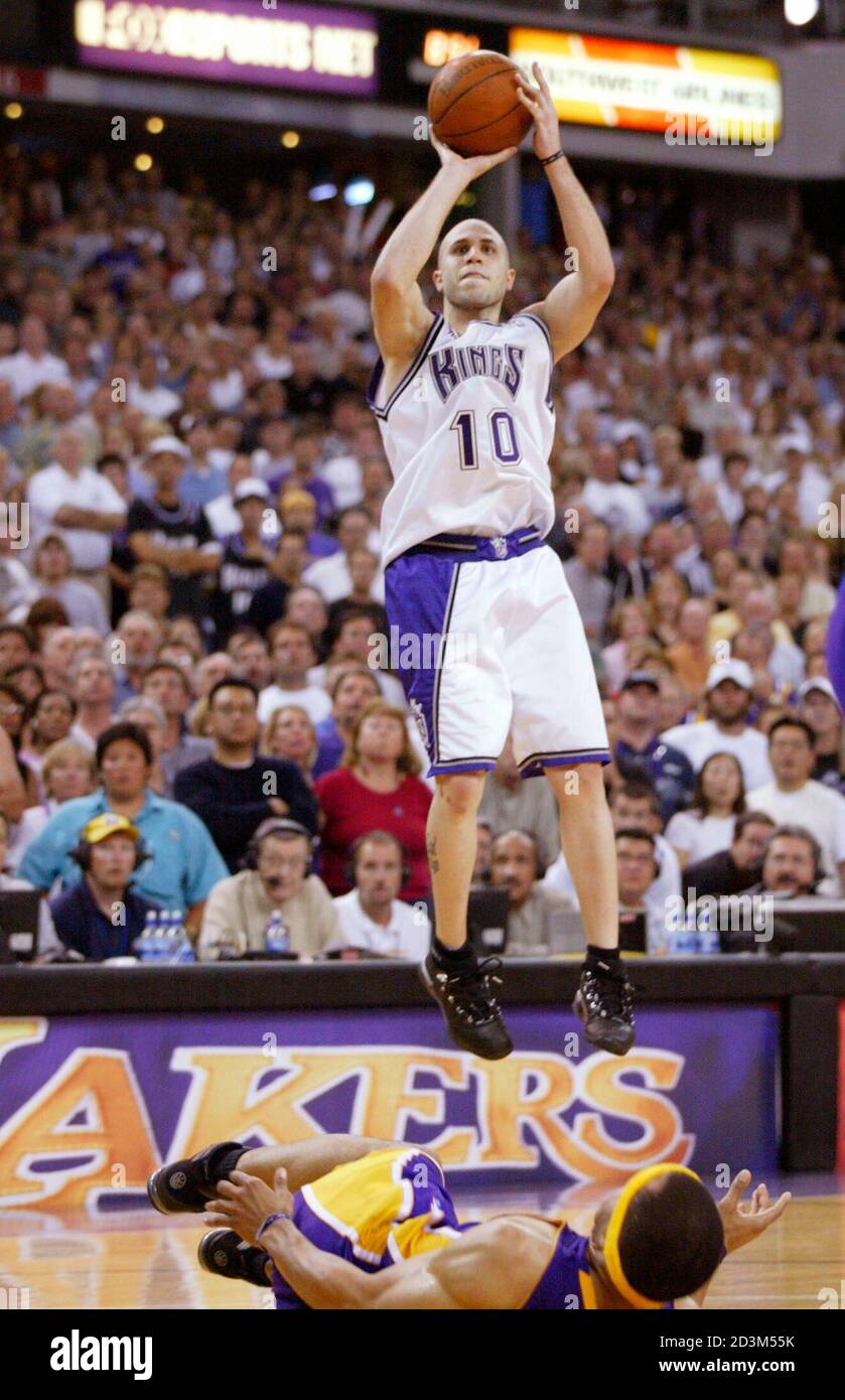 Sacramento Kings Mike Bibby Shoots The Game Winning Shot Over Top Of Los Angeles Lakers Derek Fisher With 8 Seconds Remaining To Win Game 5 Of The Nba Western Conference Finals In