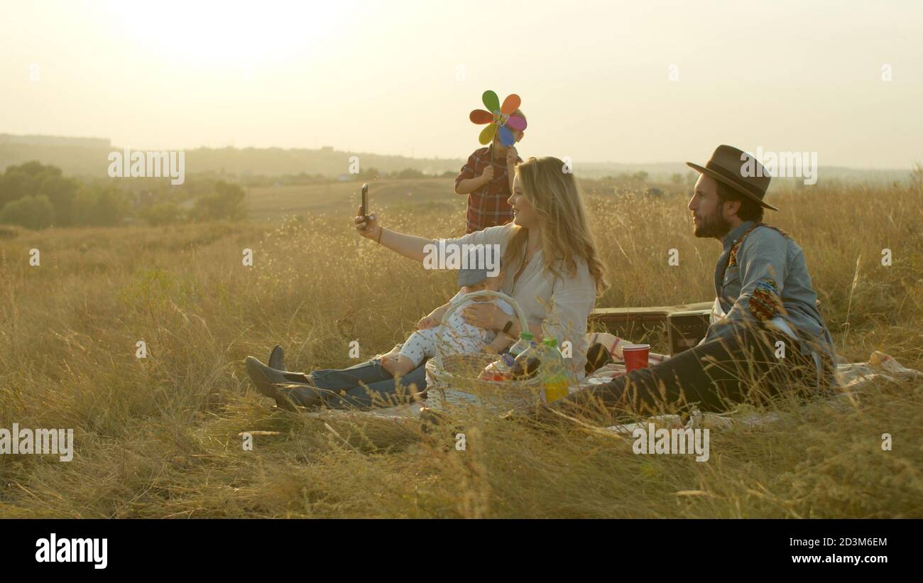Family picnic delight hi-res stock photography and images - Alamy